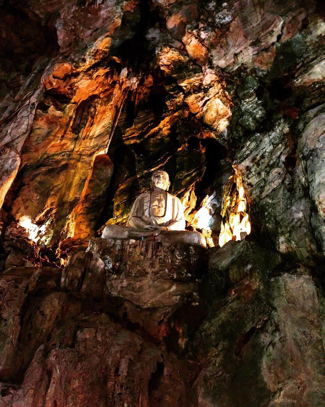 久保杏奈さんのインスタグラム写真 - (久保杏奈Instagram)「ダナンの五行山（マーブルマウンテン）のトゥイーソンで一番の見どころのフィエンコ洞窟に行ってきた。 結構歩いて汗だくになったけど フィエンコ洞窟に着いて、涼しくなったと思ったら、 大仏様がすごい迫力で、 暑さは吹っ飛んだ！😳 着くまで何だかんだ楽しかったからあっという間だしお散歩がてらいくにもオススメかな！ でも道がゴツゴツしてるからスニーカーが👍だよ👟 私は服の中に水着着て登った👙😁 帰りにはオススメされた大理石のお店でマリア様の置物をマミータに買ったよ👰⛪️すんごーく喜んでくれてよかった🧡  #洞窟探検#寺院参拝#観光スポット#山全体が大理石#マーブルマウンテン#五行山#ダナン#ホイアン#ハイキング#🌞#大仏様#お参り#birthdaytrip#誕生日旅行 #ベトナム#🇻🇳#danang」5月22日 22時09分 - ___iam_anna___