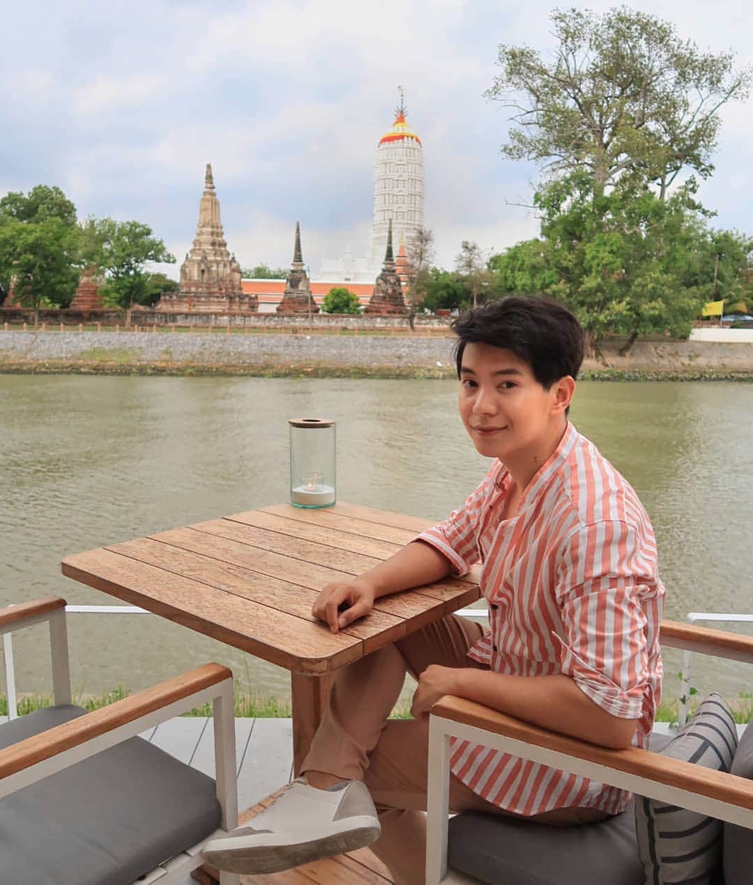 アイス・サランユーのインスタグラム：「สถานที่บางที่ ก็เหมือน ปั๊มน้ำมัน ได้แวะไปนิด แม้เวลาน้อย  แต่ก็อุ่นใจว่าจะมีเชื้อเพลิงให้วิ่งต่อ และเสบียงให้หายหิว ระหว่างทาง ไม่ต้องห่วง เสบียงเยอะมาก 🍕🌭🥪🌯🥙🍔🥨🥓🥞🧀🍖🥩🍘 ตุนไว้ทั้งที่สองข้างกะพุ้งแก้ม และ รอบเอว 😂🤣😅😄 #เที่ยวทั่วไทยกับไอซ์ศรัณยู  #อยุธยา」