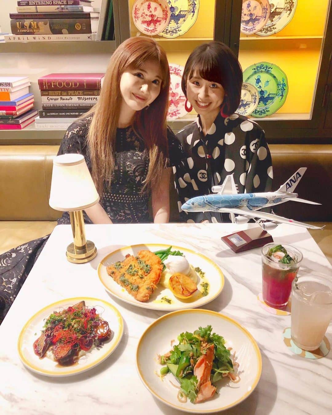 一木美里さんのインスタグラム写真 - (一木美里Instagram)「✈️bills✖︎ANAコラボレーション機内食✨ りおと試食会へ行ってきたよ🍽 5/24〜6/30まで @billsjapan で食べられるそうです😋 billsはパンケーキだけじゃなくご飯もおいしい💕 これが機内で食べられるなんて素敵💕 _ _ _ #bills#ANA#airplane#travel#trip#hawaii#飛行機#ビルズ#機内食#レストラン」5月22日 22時11分 - misato_ichiki