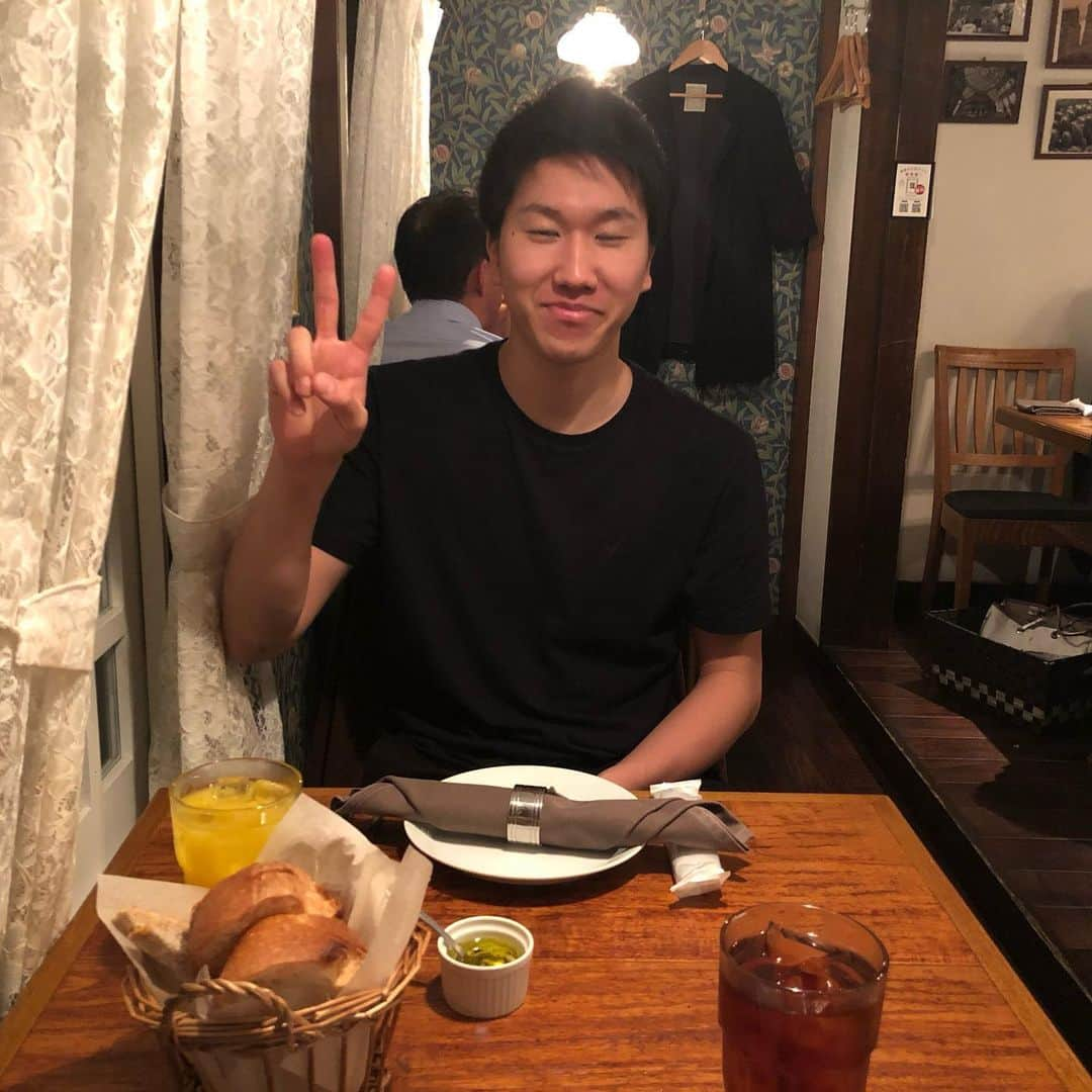 平田亮介さんのインスタグラム写真 - (平田亮介Instagram)「4-1の先輩にご飯行きましょうって言ってきてくれる図太いケンシンとイタリアン🍝🍕 さすが強心臓マイペース男👍 そう言ってくれる後輩がいることに感謝です😊😊 僕が1年次の4年生の先輩には、、、怖くて言えません😋 応援してるぞ！！💥👊」5月22日 22時11分 - ta_ka_y