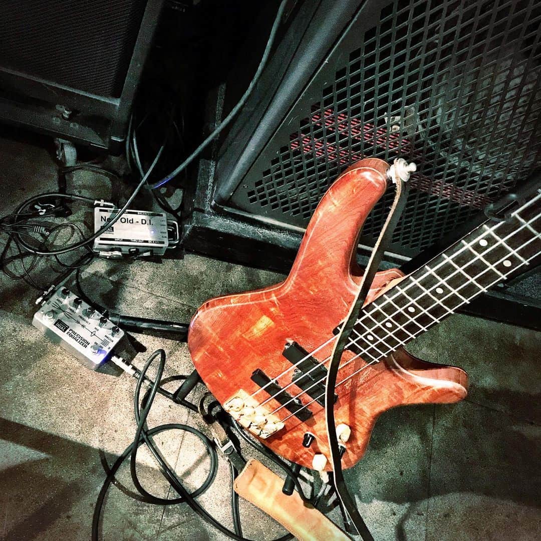 JIGEN のインスタグラム：「昨日は、23日のDylanサミットに向けた、MATRIX-1のリハーサル。ベテランの皆様が集い、曲を知ってても知らなくても、パッと音を出して、スグにイイ感じ。流石です。  機材も足元にTRIALのプリアンプとDIの２つだけ。最近はこれだけでOK(^ ^)。モモナシも、いよいよNewアコベ登場で、23日楽しみだー♪」