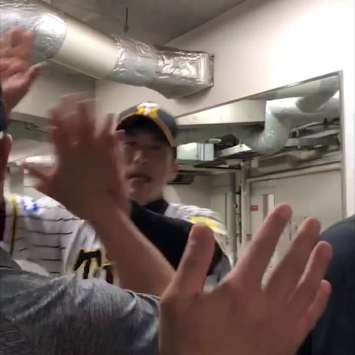 のインスタグラム：「今日のベンチ裏ハイタッチ🤚✨ #勝利のハイタッチ #阪神タイガース」