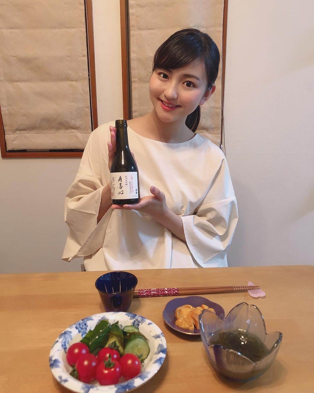 今川あかりのインスタグラム：「こんばんは✨ 2019Miss SAKE Ehimeの今川あかりです🍶🍊 今日は愛媛県の首藤酒造様の寿喜心をいただいています🌟 匂いは、低温でゆっくりと時間をかけて熟成させたもろみがほのかに香り、辛口ですが、口に含んだ瞬間、ふわっと香るこうじがもう一杯飲みたい、と思わせるようなお酒です。 つまみいらずの酒をコンセプトに作られていますが、私的には食欲をそそられます😌 私は海鮮の中でも特にウニが大好きなので、先日北海道にいったときもウニのお寿司などを頂いたのですが、お土産にも買ってきてしまいました☺️✨ 北海道にはまた行くので、オススメのお店などがあれば教えてください💐💐」