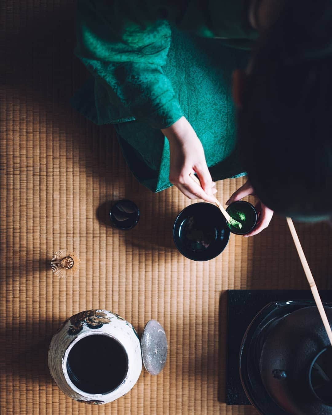 福田洋昭さんのインスタグラム写真 - (福田洋昭Instagram)「Japanese tea ceremony is an excersize in precision. Precision governs how utensils are presented, how the towel is folded, the tea retrieved and the water poured.  So precise are the movements that no one seems to breath during the moment of experiencing it.  The ceremony dates as far back as the 16th century.  Four principles represent the way of tea: Wa (harmony), Kei (respect), Sei (purity) and Jaku (tranquility)  By going back to the basics of boiling water, making tea and sipping it, all with precision, a calm and refreshed state of mind — is the ultimate goal for those participating in a traditional Japanese tea ceremony.  Big thanks to Atsuko Mori-san @camellia.kyoto from Camellia Garden for allowing me to participate and capture her tea ceremony 🙏  #ArtOfPrecision #JaegerleCoultre @jaegerlecoultre」5月22日 22時23分 - hirozzzz