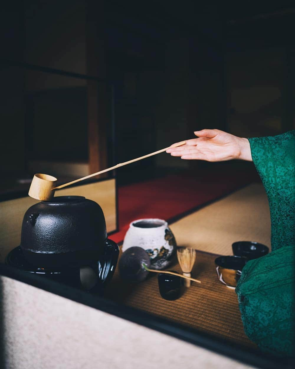 福田洋昭さんのインスタグラム写真 - (福田洋昭Instagram)「Japanese tea ceremony is an excersize in precision. Precision governs how utensils are presented, how the towel is folded, the tea retrieved and the water poured.  So precise are the movements that no one seems to breath during the moment of experiencing it.  The ceremony dates as far back as the 16th century.  Four principles represent the way of tea: Wa (harmony), Kei (respect), Sei (purity) and Jaku (tranquility)  By going back to the basics of boiling water, making tea and sipping it, all with precision, a calm and refreshed state of mind — is the ultimate goal for those participating in a traditional Japanese tea ceremony.  Big thanks to Atsuko Mori-san @camellia.kyoto from Camellia Garden for allowing me to participate and capture her tea ceremony 🙏  #ArtOfPrecision #JaegerleCoultre @jaegerlecoultre」5月22日 22時23分 - hirozzzz