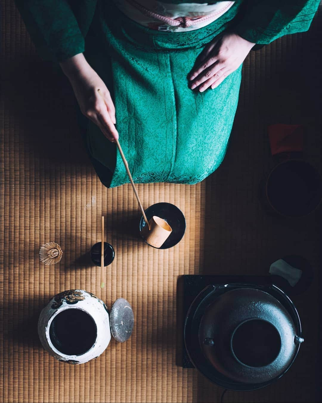 福田洋昭さんのインスタグラム写真 - (福田洋昭Instagram)「Japanese tea ceremony is an excersize in precision. Precision governs how utensils are presented, how the towel is folded, the tea retrieved and the water poured.  So precise are the movements that no one seems to breath during the moment of experiencing it.  The ceremony dates as far back as the 16th century.  Four principles represent the way of tea: Wa (harmony), Kei (respect), Sei (purity) and Jaku (tranquility)  By going back to the basics of boiling water, making tea and sipping it, all with precision, a calm and refreshed state of mind — is the ultimate goal for those participating in a traditional Japanese tea ceremony.  Big thanks to Atsuko Mori-san @camellia.kyoto from Camellia Garden for allowing me to participate and capture her tea ceremony 🙏  #ArtOfPrecision #JaegerleCoultre @jaegerlecoultre」5月22日 22時23分 - hirozzzz