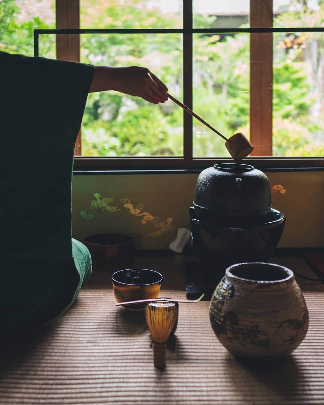 福田洋昭さんのインスタグラム写真 - (福田洋昭Instagram)「Japanese tea ceremony is an excersize in precision. Precision governs how utensils are presented, how the towel is folded, the tea retrieved and the water poured.  So precise are the movements that no one seems to breath during the moment of experiencing it.  The ceremony dates as far back as the 16th century.  Four principles represent the way of tea: Wa (harmony), Kei (respect), Sei (purity) and Jaku (tranquility)  By going back to the basics of boiling water, making tea and sipping it, all with precision, a calm and refreshed state of mind — is the ultimate goal for those participating in a traditional Japanese tea ceremony.  Big thanks to Atsuko Mori-san @camellia.kyoto from Camellia Garden for allowing me to participate and capture her tea ceremony 🙏  #ArtOfPrecision #JaegerleCoultre @jaegerlecoultre」5月22日 22時23分 - hirozzzz