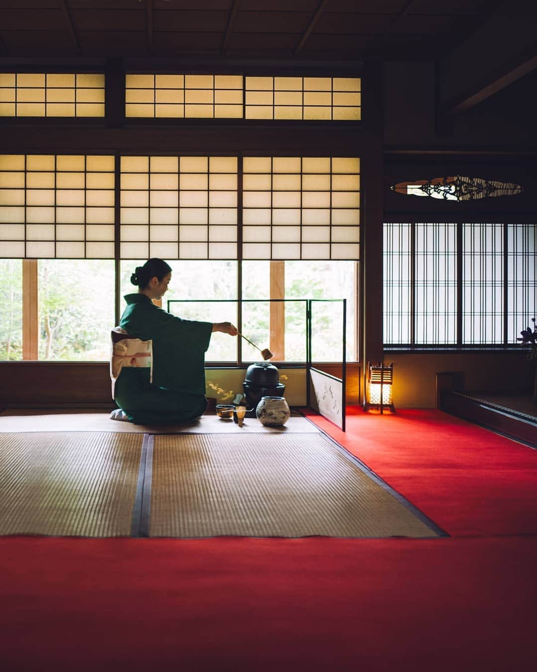 福田洋昭さんのインスタグラム写真 - (福田洋昭Instagram)「Japanese tea ceremony is an excersize in precision. Precision governs how utensils are presented, how the towel is folded, the tea retrieved and the water poured.  So precise are the movements that no one seems to breath during the moment of experiencing it.  The ceremony dates as far back as the 16th century.  Four principles represent the way of tea: Wa (harmony), Kei (respect), Sei (purity) and Jaku (tranquility)  By going back to the basics of boiling water, making tea and sipping it, all with precision, a calm and refreshed state of mind — is the ultimate goal for those participating in a traditional Japanese tea ceremony.  Big thanks to Atsuko Mori-san @camellia.kyoto from Camellia Garden for allowing me to participate and capture her tea ceremony 🙏  #ArtOfPrecision #JaegerleCoultre @jaegerlecoultre」5月22日 22時23分 - hirozzzz