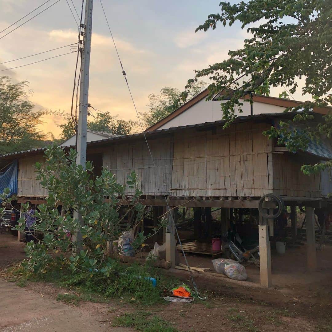 てっぺいさんのインスタグラム写真 - (てっぺいInstagram)「本日泊まる宿。 タイ北部のリーという村。 カレン族のお家です。 小さい猫もいて、とても温かい家庭です。 小さい頃のおばあちゃん家を思い出します。 #タイ #リー #カレン族 #ホームステイ #ナイスてっぺー」5月22日 22時16分 - nice_teppee