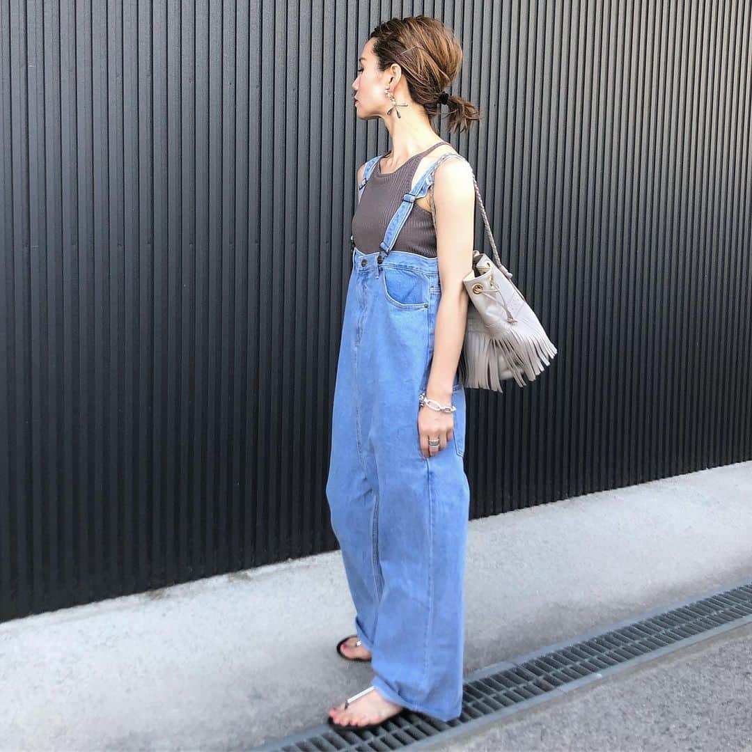 akko0718さんのインスタグラム写真 - (akko0718Instagram)「5月22日(水) . . イネ花粉かと思ったら風邪だった🤧🤧 . 関節痛いし喉痛いし、、最悪😭 . 薬もらったから飲んで寝よ😭 . @to_the_sea_hawaii のリブキャミ、後ろのクロスがかわいい🥰💕 webstoreと西銀座デパートB1でgetできるみたいだよ🤗 . @majicalslender_lve 履いて少しでもむくみ防止☺️ . . #マジカルスレンダー #kaumo_fashion #locari #ponte_fashion #ootd_kob #r_fashion #mineby3mootd #mineby3mootd_pants #おちびコーデ #おちびの輪 #プチプラコーデ #ぷちぷらコーデ #アラフォーコーデ #155cmコーデ #デニムコーデ #bonny_ootd #オトナカジュアル #大人カジュアル #サロペット #オールインワン #初夏コーデ #リブキャミ」5月22日 22時23分 - akko0718