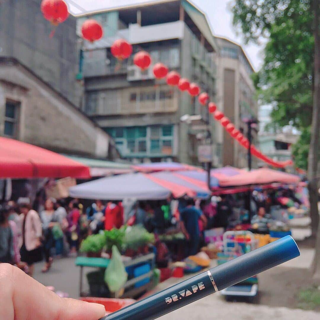 DR.VAPEさんのインスタグラム写真 - (DR.VAPEInstagram)「夏真っ盛りの台湾！ 市場でもアジアの活気を感じます✨✨ * * #DRVAPE#VAPE#Taipei#Taiwan#foodstand#markey#summer#travelgram#traveltotheworld#instagood#travel #ドクターベープ#べイプ#台北#台湾#屋台#市場#マーケット#夏祭り#夏#世界旅行#健康#旅好きな人と繋がりたい#禁煙#禁煙グッズ#タバコ#禁煙したい#旅好き#台湾旅行#グルメ」5月22日 22時18分 - dr.vape_official