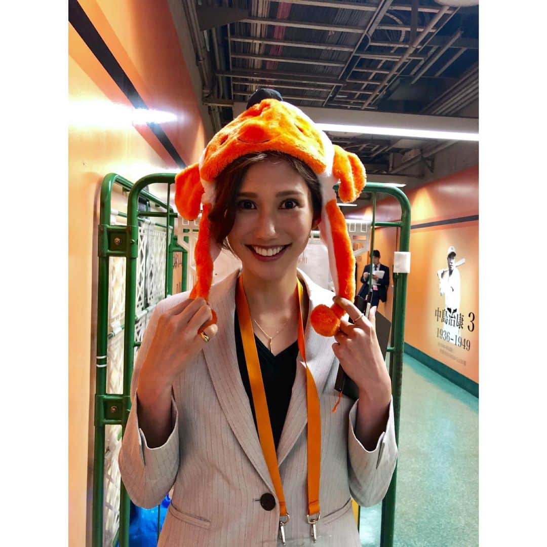 春輝のインスタグラム：「今日のゲームはジャイアンツ水族館という事で、来場者全員にカクレクマノミの被り物がプレゼントされました🐟 お魚ちゃんもちゃんと小さなジャイアンツ帽を被ってるんですよ🤣 4万人以上のお客さんが詰めかけたという事は、4万匹のカクレクマノミがいたのかな！？ #ジャイアンツ水族館 #週刊ジャイアンツ#日テレG+ #読売巨人軍#GIANTS#ジャイアンツ#巨人 #NPB#プロ野球#セリーグ#baseball #春輝#haruki」