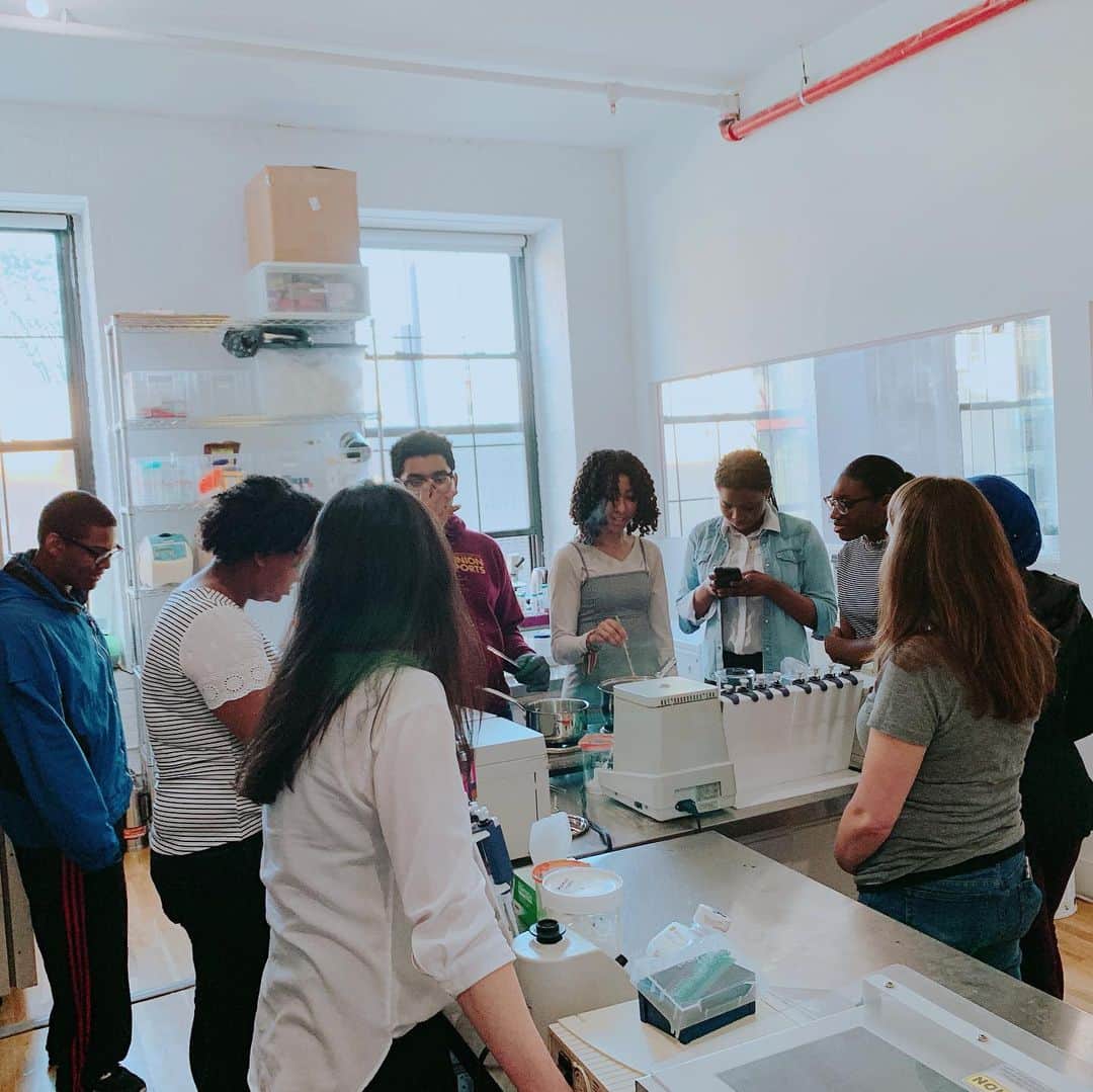 清水陽子さんのインスタグラム写真 - (清水陽子Instagram)「Biodesign workshop for high school students @genspacenyc✨ #biotechnology #biodesign #lab #science #art #biology #design #yokoshimizu」5月22日 22時21分 - yokoshimizuart