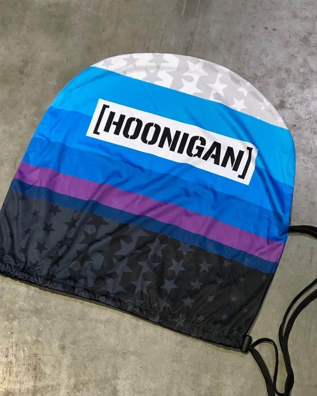 ケン・ブロックさんのインスタグラム写真 - (ケン・ブロックInstagram)「Just got a special delivery from @theHoonigans: new gear featuring my 2019 @TroyLeeDesigns livery! Really rad board shorts for the summer AND a new helmet bag. Like ’em? Grab your own over at #hooniganDOTcom」5月22日 22時31分 - kblock43