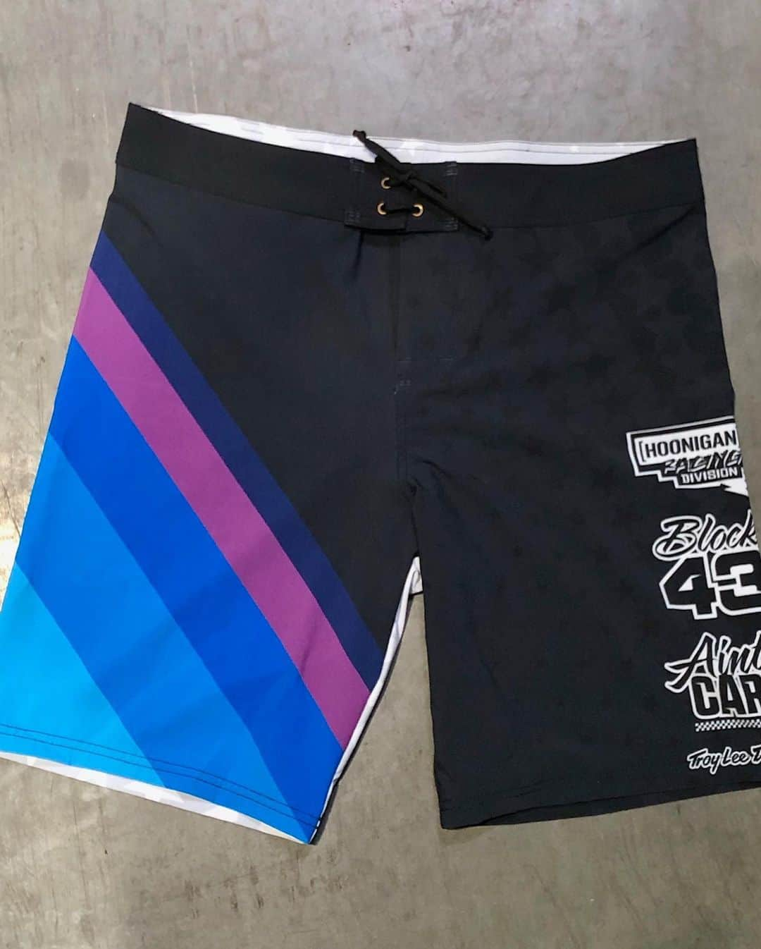 ケン・ブロックさんのインスタグラム写真 - (ケン・ブロックInstagram)「Just got a special delivery from @theHoonigans: new gear featuring my 2019 @TroyLeeDesigns livery! Really rad board shorts for the summer AND a new helmet bag. Like ’em? Grab your own over at #hooniganDOTcom」5月22日 22時31分 - kblock43