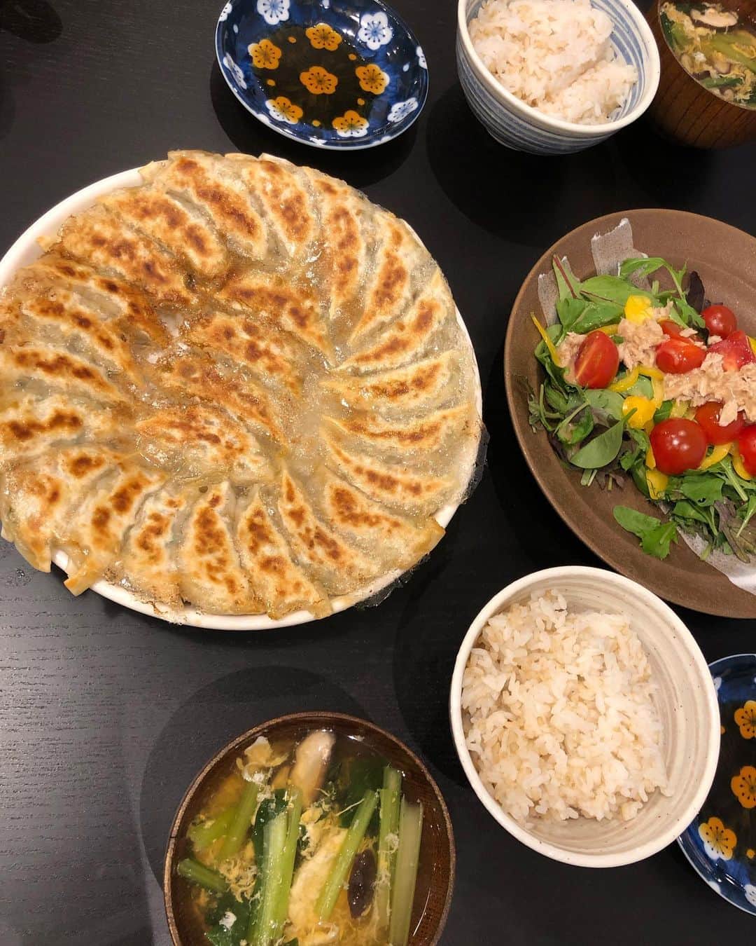 山口リサのインスタグラム：「#主婦業 #リサ飯 #食べるたのしみ  #生きる喜び 毎日献立考えるの大変よね💦 しかも子供は違うメニューだし😳 ズボラ飯のレパートリーを増やす日々w」