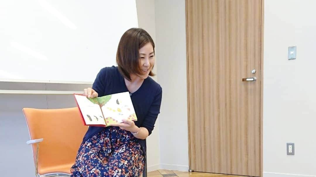 本多真弓さんのインスタグラム写真 - (本多真弓Instagram)「絵本の読み聞かせ📖 . . @jana47com では、２ヶ月に１度の読み聞かせ会「キラ★MAMA Tokyo」を開催しています。 今日は川崎にて。 私は初参加🙋 ドキドキしましたが、子供たちが最初から最後まで静かに聞いてくれ、ママたちも温かく見守ってくれてなんとか終えることができました。そして、終えてみたらとても楽しかった‼️ . . 今日来てくれた幼稚園くらいのみんな、素直なリアクションが可愛くて癒されたなぁ😙 ママになったものの、自分の子供より大きい子たちのことは未知の領域…もっとコミュニケーションとれるようになりたい😃 . . 読むスピードとか絵本の見せ方とか反省もありつつ勉強になりました✨ もっと経験積みたいです。 素敵な機会をありがとうございました❣️ . . #絵本 #読み聞かせ  #絵本の読み聞かせ  #アナウンサー  #女子アナ #ママアナウンサー  #女子アナ47  #社会貢献」5月22日 22時24分 - mayumi_h_i
