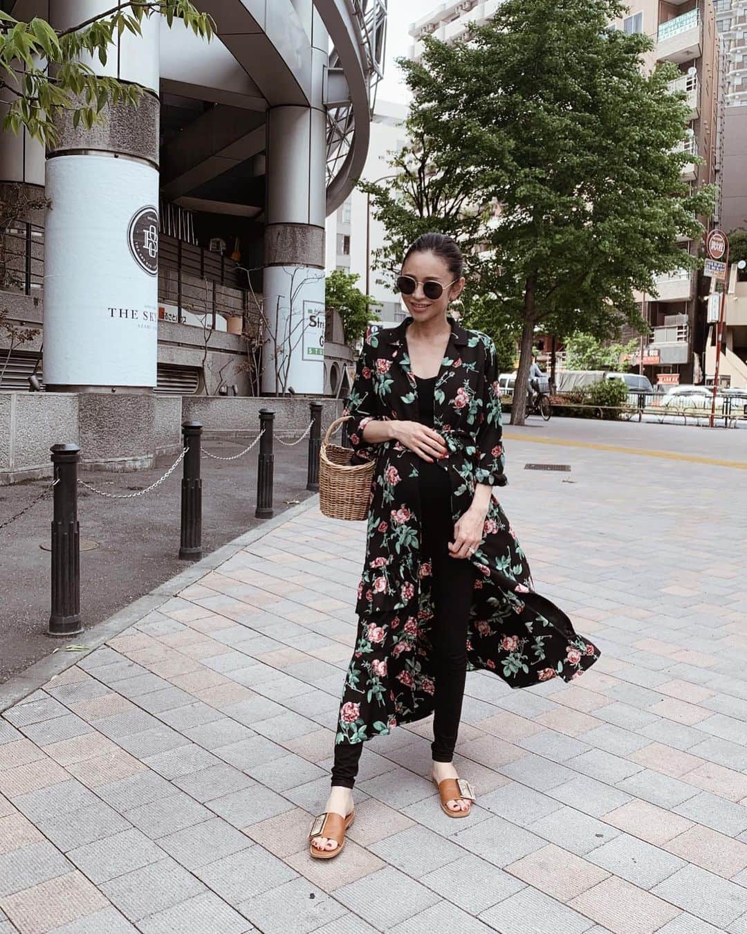 asami0510のインスタグラム：「夏みたいに暖かかったね〜 花柄ワンピは前ボタンだから今日はガウンにして羽織りに❤︎ このワンピは24日から始まるGLADDに出る商品だよ！ （GLADDはSALEサイトだよ） かなりお得にゲットできるので是非この機会に❤︎ ※ストーリーのURLからサイトに入って新規登録すると特典あるよ！ #MIRROR9 #GLADD #ミラーナイン #コーデ #マタニティコーデ #マタニティライフ #妊娠9ヶ月 #onepiece #fashion #styling #ootd #maternity」