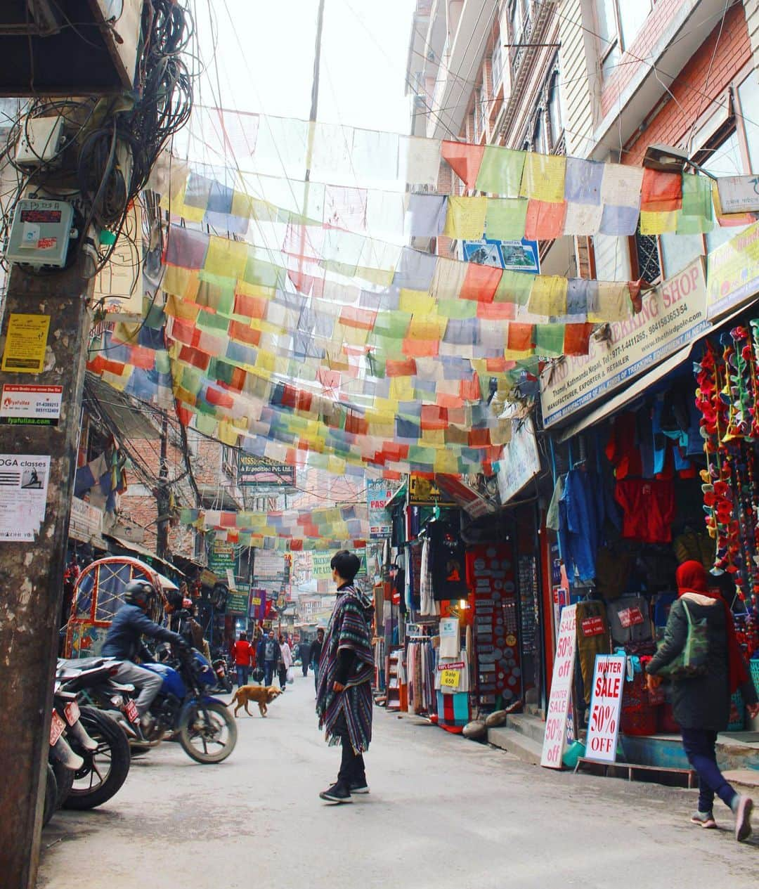 Yuya Oishiさんのインスタグラム写真 - (Yuya OishiInstagram)「神々が多く住む街、カトマンズ🇳🇵 ﻿ ﻿ 異国文化溢れる世界遺産の街は、街歩きが最高に楽しい🙋‍♂️☀️✨﻿ ﻿ ﻿ ﻿ ﻿﻿#nepal #kathmandu  #travelling #beautiful #travel #trip #journey #travelgram #colorful #happy #cute #fashion  #instagood #cool #worldheritage #photooftheday  #town #traveler #instatravel #travellover  #ネパール #カトマンズ #海外 #海外旅行 #旅  #旅行  #海外生活 ﻿ #世界遺産 #🇳🇵 ﻿」5月22日 22時29分 - yuustaglam