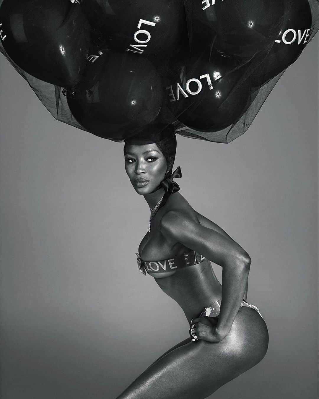 LOVE MAGAZINEさんのインスタグラム写真 - (LOVE MAGAZINEInstagram)「Happy birthday to THE @naomi, seen here suitably dressed for the occasion in her birthday suit and @stephenjonesmillinery x @babbym balloons for #LOVE20.  Photography @mertalas @macpiggott  Fashion Editors  @kegrand @panosyiapanis  Make up @hilakarmand  Hair @marcialuvlocks  Casting @bitton @establishmentny」5月22日 22時36分 - thelovemagazine