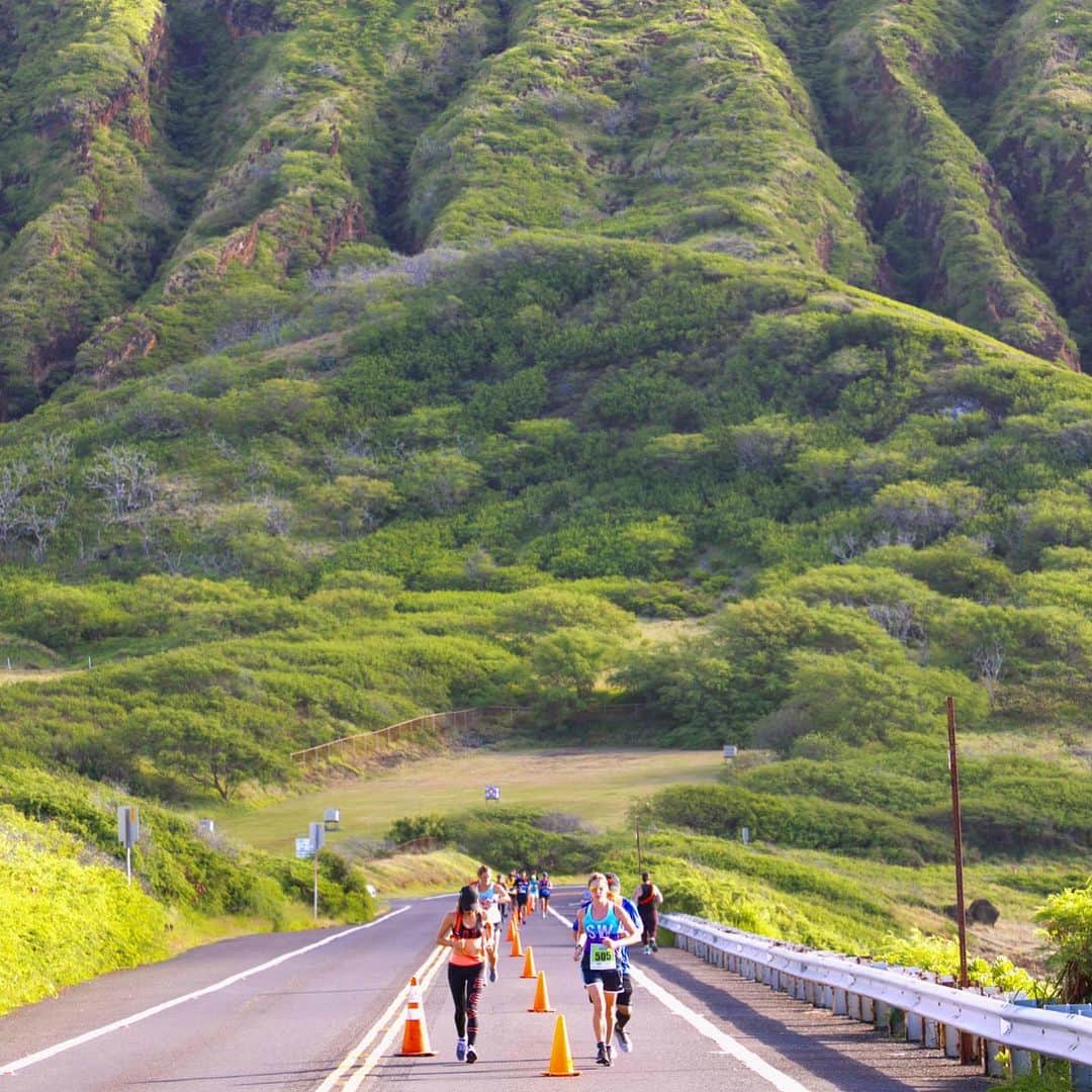 ROXY JAPANさんのインスタグラム写真 - (ROXY JAPANInstagram)「大自然のオアフ島を走るのは、アップダウンがあって大変だけど、来年もみんなでまた走りたいね🏃‍♀️🏃‍♀️🏃‍♀️🏃‍♀️🏃‍♀️🏃‍♀️ @hnlekidenhi @hnlekidenjpn #roxyrun」5月22日 22時37分 - roxyjapan
