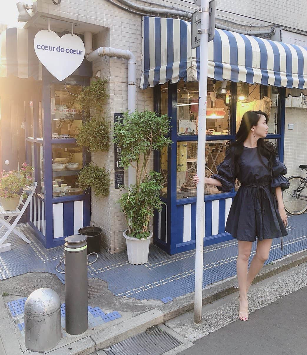 のインスタグラム：「. . この丈感ごぶさた😮  今日はradio収録でした☺︎︎︎︎ エリマルシェラジオも聞いてね✌︎︎✌︎︎ お便りもお待ちしています💛  #ootd #春よの〜 #ネイビー #ワンピース #たまには  #デート服  #クリアサンダル #靴見えない #安心してください履いてますよ #東京ネットラジオ #エリマルシェラジオ」