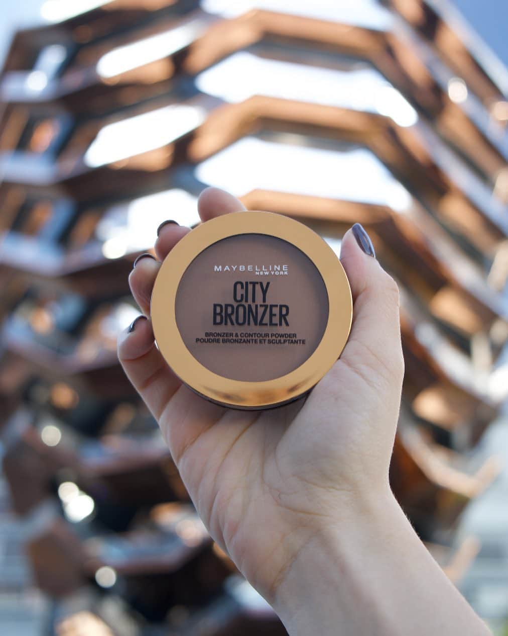 Maybelline New Yorkさんのインスタグラム写真 - (Maybelline New YorkInstagram)「#Citybronzer is your summer makeup must-have! ☀️ Get a naturally bronzed, softly contoured look with this multitasking powder.」5月22日 22時42分 - maybelline