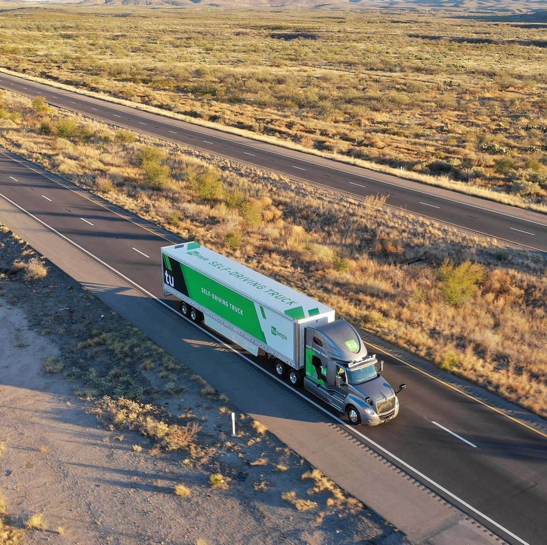 NBC Newsさんのインスタグラム写真 - (NBC NewsInstagram)「The US Postal Service has started a two-week test transporting mail across three states using self-driving trucks. If successful, it would mark an achievement for the autonomous driving industry and a possible solution to the driver shortage and regulatory constraints faced by freight haulers across the country. Click the link in our bio to read more. . 📷 TuSimple via Reuters」5月22日 22時43分 - nbcnews