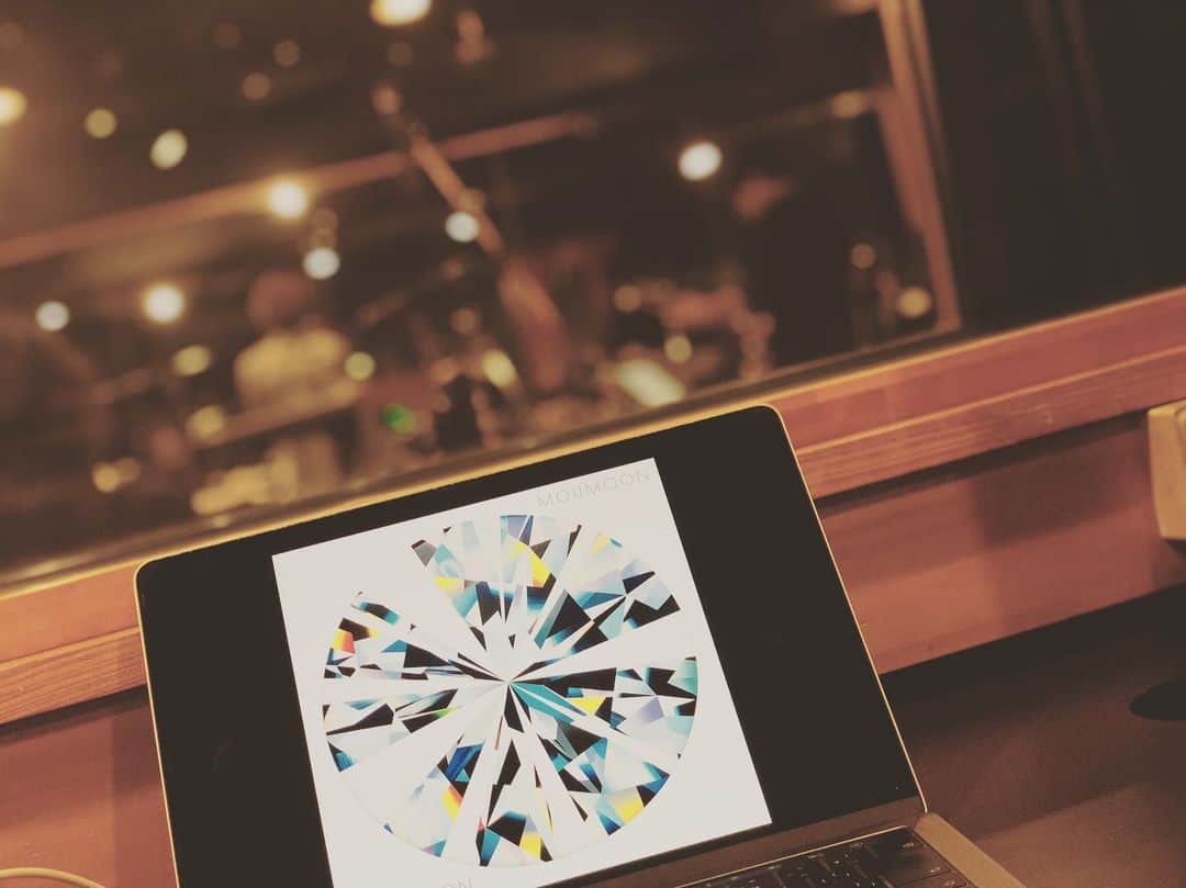 のインスタグラム：「. 「moumoon live tour 2019 -NEWMOON-」のリハーサルが始まりました♪ . 躍動感があって、楽しいツアーになる！と確信したリハーサル初日でした✨ . 完売していない公演もチケット残りわずかの会場が多いので、ぜひお早めに!! . そして、本日よりFlyways TOURのライブ音源配信が開始 & OFUTARISAMA TOURのAppleプレオーダー（特典付き）開始です🌕 . #moumoon #NEWMOON #Flyways #OFUTARISAMA」