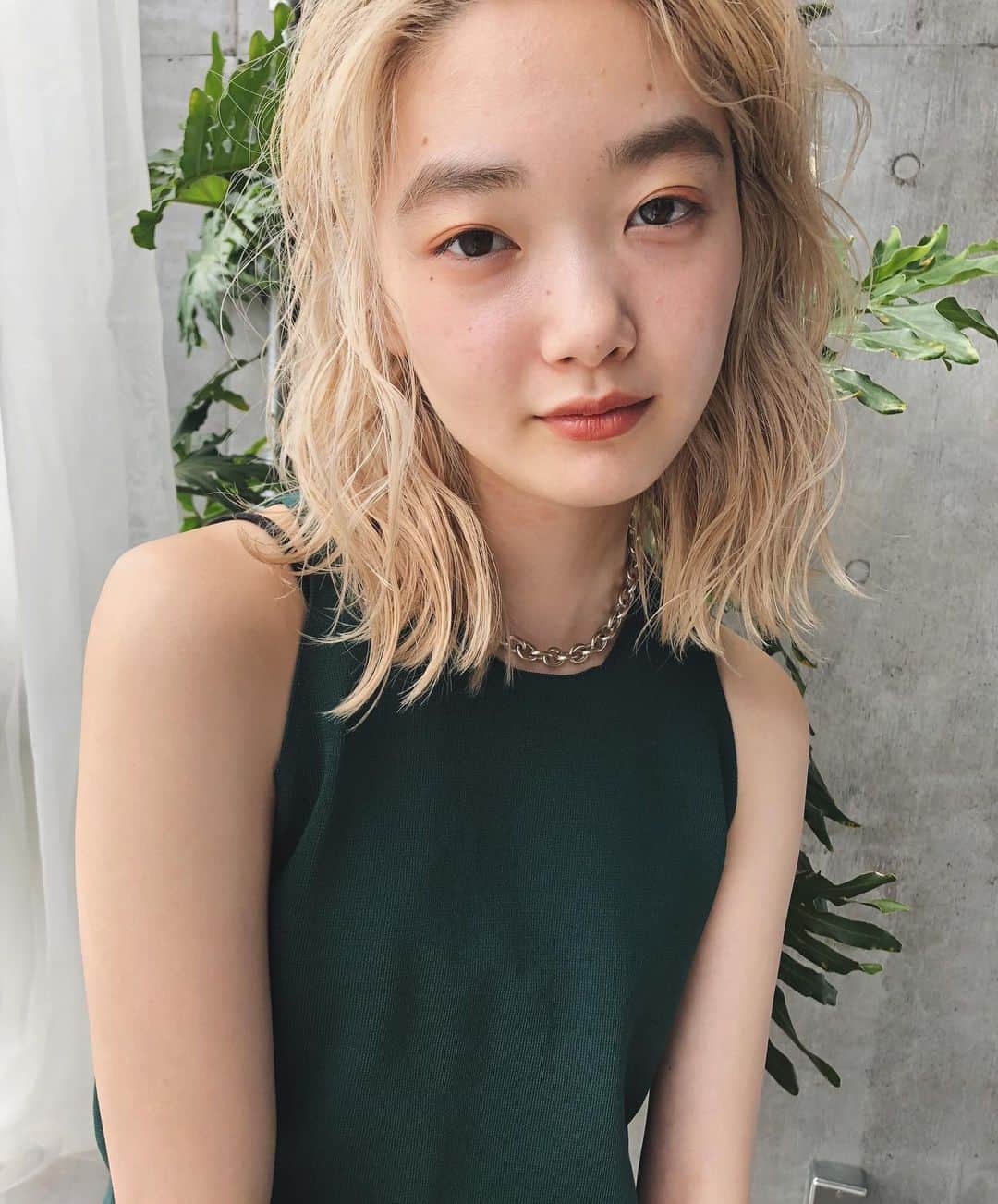 カワシリアツシのインスタグラム：「明日は17:30〜より出勤しております◎ ・ ・ ・ ・ブリーチの回数がわからない。 ・値段が気になる。 ・ダメージが心配。など なんでもご気軽にご相談ください😊 ・ ご予約やご相談はURLもしくはDM・LINEにて待ちしております🙆‍♂️ ・ ・ ・ ご予約はトップページURLをクリック😊 もしくはDMください✉️ ・ ネットで×になってても お取りできるお時間もございますので、 ご気軽にご相談ください🙆‍♂️ ・  #アディクシー #イルミナカラー  #外国人風カラー #ミニボブ #切りっぱなしボブ #ハイライト #外ハネ #グラデーション #外国人風 #ポートレート #美容室 #美容院 #美容学生 #撮影 #東京 #渋谷  #ショートヘア #グレージュ  #ブルージュ #ブリーチ #portrait #フィルムカメラ #hairstyle #ショートカット #haircolor #ハイトーン #데일리룩 #时尚 #แฟชั่น#デジキュア」