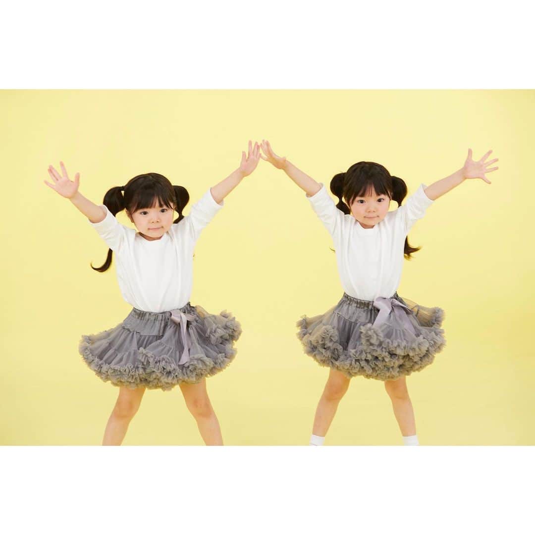 Yukiさんのインスタグラム写真 - (YukiInstagram)「ストーリーにも載せましたが、  @hikarimiso さんのWEBCMで、双子ちゃんは歌やダンスに、とってもたのしみながら撮影していただきました♡  お気に入りでよく歌ったり踊ったりしてます◟̆◞̆ えんじゅくダンス♪とっても可愛い踊りなのでハイライトから飛べるようにしてるので、見てみて下さい♡ 踊りやすい振り付けなのでみなさんもえんじゅくダンスしてもらえたらとっても嬉しいです😂✨ #ひかり味噌 #円熟  #円熟ダンス #無添加円熟こうじ味噌 #webcm #双子 #5歳」5月22日 22時52分 - yukikuu96