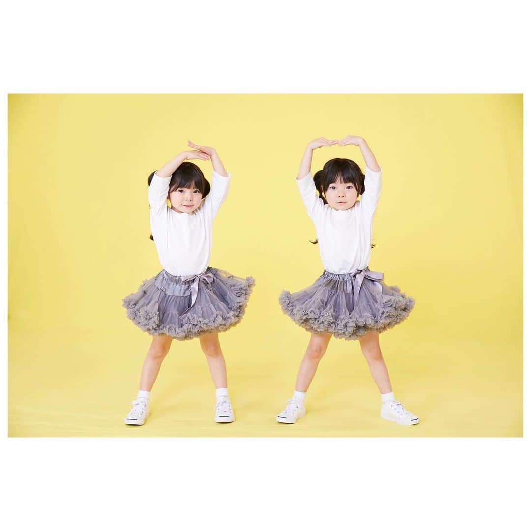 Yukiさんのインスタグラム写真 - (YukiInstagram)「ストーリーにも載せましたが、  @hikarimiso さんのWEBCMで、双子ちゃんは歌やダンスに、とってもたのしみながら撮影していただきました♡  お気に入りでよく歌ったり踊ったりしてます◟̆◞̆ えんじゅくダンス♪とっても可愛い踊りなのでハイライトから飛べるようにしてるので、見てみて下さい♡ 踊りやすい振り付けなのでみなさんもえんじゅくダンスしてもらえたらとっても嬉しいです😂✨ #ひかり味噌 #円熟  #円熟ダンス #無添加円熟こうじ味噌 #webcm #双子 #5歳」5月22日 22時52分 - yukikuu96