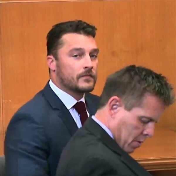 E! Onlineさんのインスタグラム写真 - (E! OnlineInstagram)「Chris Soules' wrongful death lawsuit will cost him $2.5 million for leaving the scene of the crime, but the family of the 66-year-old killed are still awaiting #TheBachelor’s sentencing. Step inside the courtroom at the link in our bio for every update we know about this 2 year ordeal. (📷: KWWL-TV)」5月22日 22時52分 - enews
