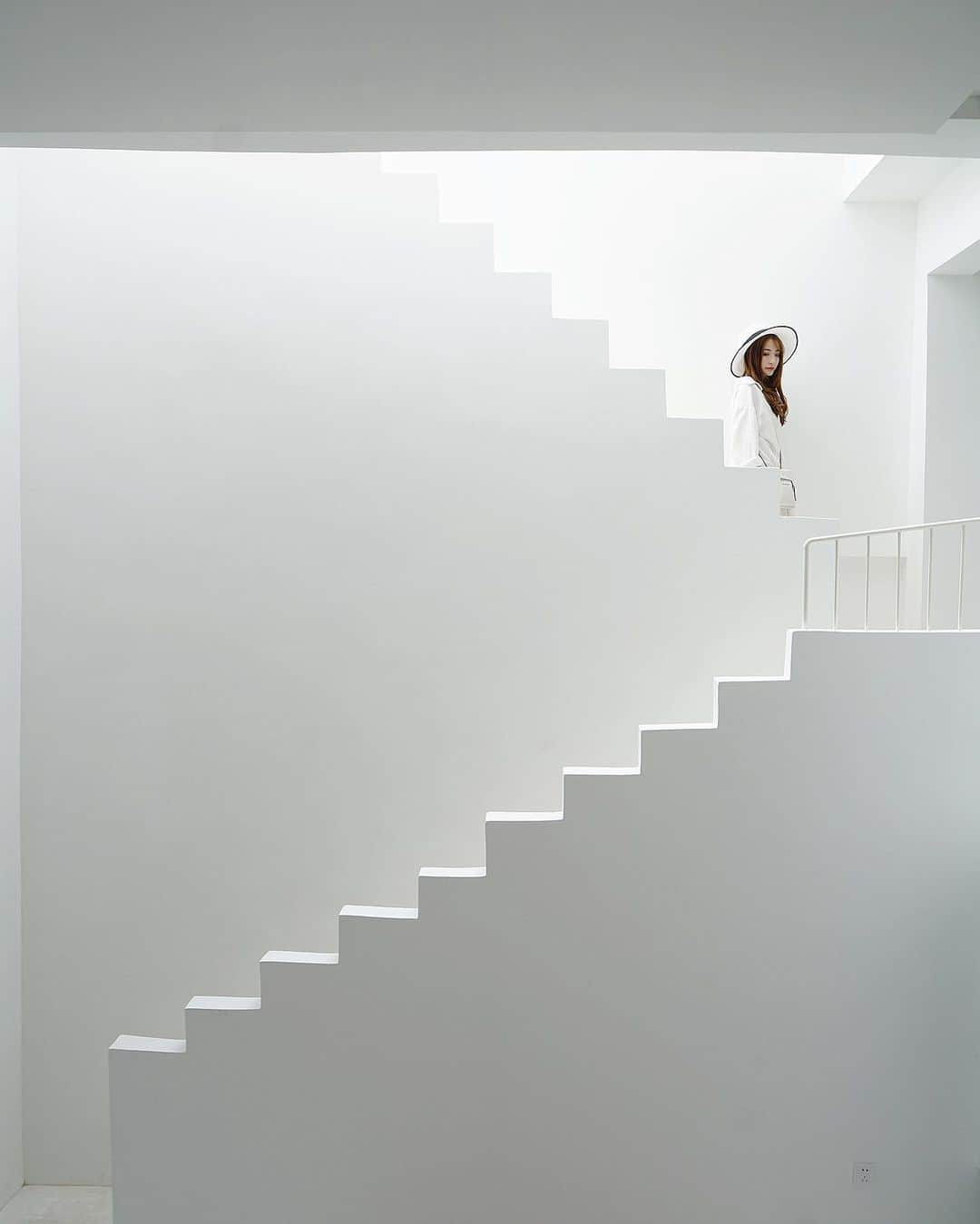 Giann Chanのインスタグラム：「Simplicity is the ultimate sophistication. . #whiteinterior #MonumentValley」