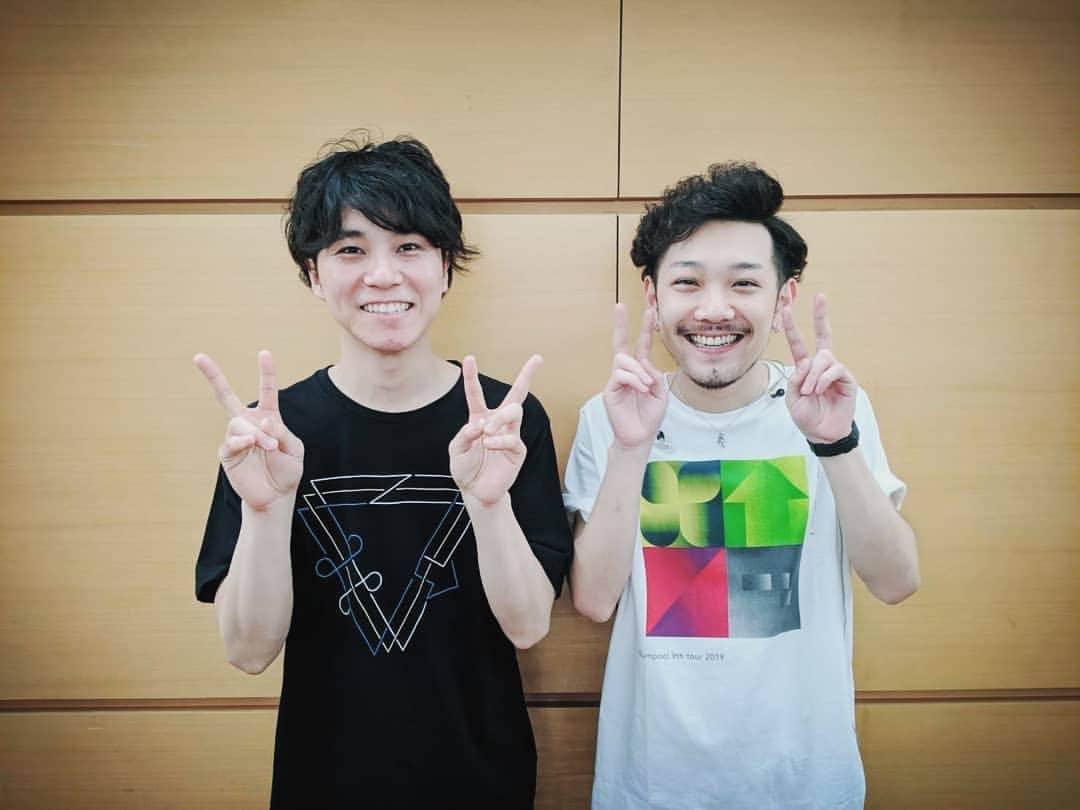 のインスタグラム：「flumpool東京国際フォーラムありがとうございました！またこうして彼らと普通にツアー回れてることが本当に嬉しいです。約1年間の活動休止を経て、並大抵じゃなく辛い時期を乗り越えてきた彼らだからこそ今伝えたい言葉があり、今伝えたい音がある。これから始まるflumpool第2章。楽しみ！サポートは時々Violin名倉主(つかさ)くんが参加してくれます。みんなこのあざといピースに騙されちゃだめだよ。と言いながら乗っかってしまった11歳先輩。あ、今日の公演は僕の夏ツアーのフライヤーも入れてもらってました。受け取った方はぜひご覧ください♫ #flumpool #東京国際フォーラム #磯貝サイモン #名倉主」