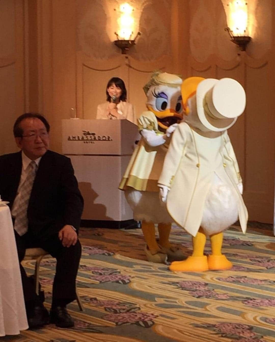 なちゅさんのインスタグラム写真 - (なちゅInstagram)「#DisneyWedding  みんなから送られてくる写真が 素敵過ぎて… 寝不足になるレベル♥️ ありがとうっ 感謝しかない✨✨✨ 周りの方々にも本当に恵まれて 良かったねぇ✧︎ この夫婦可愛すぎる💓  #妹 #結婚式 #ウエディングドレス #ディズニーランド #mickeymouse #チャペル #disneyland #アンバサダーホテル #結婚 #HappyWedding #みんなからの写真 #何万枚 #sister #tokyDisneyland #シスコン #結婚おめでとう💓 #ブーケみくにん #ブッチャーブラザーズ 様ご乾杯 #カンニング竹山 様スピーチ #相澤社長 様主賓挨拶 #感謝 #偉人 #ミッキーもビックリ #竹山さんのTwitter #竹山さんRadioでめっちゃ話してくださってる #有難さ #💍 @echan12o2  @disney @disneyland @tokyodisneyresort_official  @mikuni1118」5月22日 23時00分 - nachudesu1223