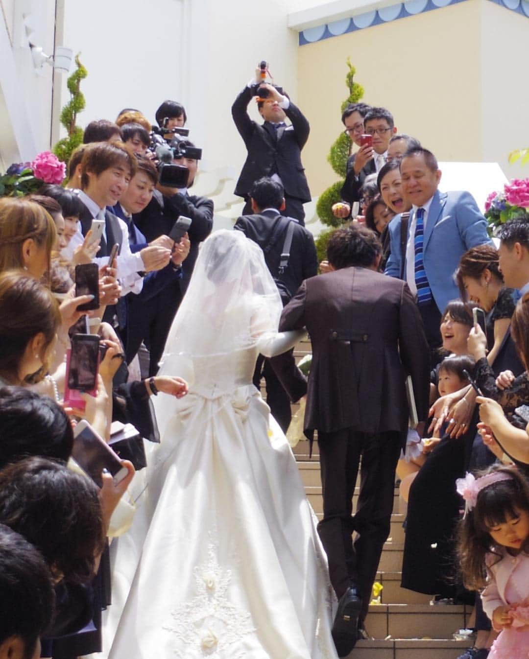 なちゅさんのインスタグラム写真 - (なちゅInstagram)「#DisneyWedding  みんなから送られてくる写真が 素敵過ぎて… 寝不足になるレベル♥️ ありがとうっ 感謝しかない✨✨✨ 周りの方々にも本当に恵まれて 良かったねぇ✧︎ この夫婦可愛すぎる💓  #妹 #結婚式 #ウエディングドレス #ディズニーランド #mickeymouse #チャペル #disneyland #アンバサダーホテル #結婚 #HappyWedding #みんなからの写真 #何万枚 #sister #tokyDisneyland #シスコン #結婚おめでとう💓 #ブーケみくにん #ブッチャーブラザーズ 様ご乾杯 #カンニング竹山 様スピーチ #相澤社長 様主賓挨拶 #感謝 #偉人 #ミッキーもビックリ #竹山さんのTwitter #竹山さんRadioでめっちゃ話してくださってる #有難さ #💍 @echan12o2  @disney @disneyland @tokyodisneyresort_official  @mikuni1118」5月22日 23時00分 - nachudesu1223