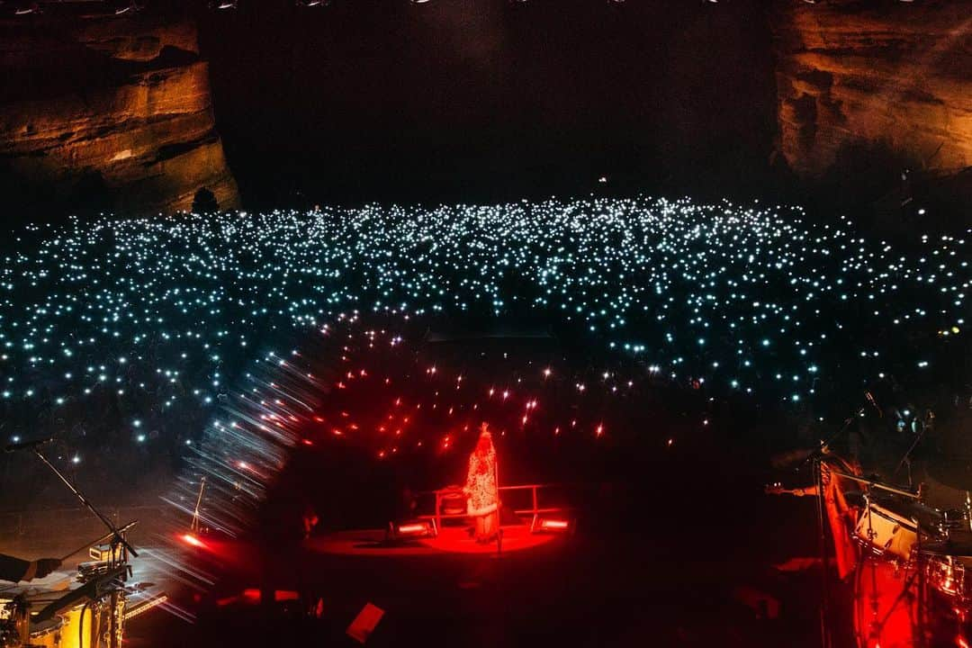 フローレンス・アンド・ザ・マシーンさんのインスタグラム写真 - (フローレンス・アンド・ザ・マシーンInstagram)「Thank you Red Rocks 📸 @lillieeiger」5月22日 22時59分 - florenceandthemachine