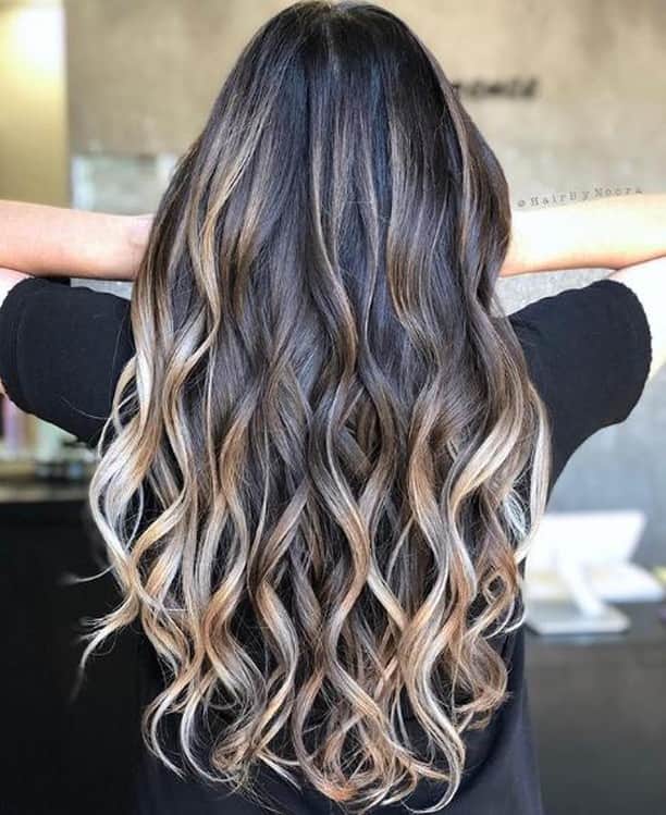 CosmoProf Beautyさんのインスタグラム写真 - (CosmoProf BeautyInstagram)「Awe Inspiring Ombre 😍🍫 ✨ We did a balayage @guytang_mydentity equal parts Stroke7 Clay Lightener + Big9 Cream Lightener + 40 vol 1:2. I used foils and heat lamps to get maximum lift. Toned damp with Mydentity XPress Toners.  Rootagé: Misty Mauve + Eclipse  Mids & Ends: Sandstorm + Titanium + Clear Hair by: @hairbynoora ✨ Find the Mydentity products for all of your balayage needs at #cosmoprofbeauty where you are #licensedtocreate . . #repost #guytang #mydentity #brunette #brunettehair #brunettes #ombrehairstyle #brunettebalayage #balayagespecialist #balayagehair」5月22日 23時00分 - cosmoprofbeauty