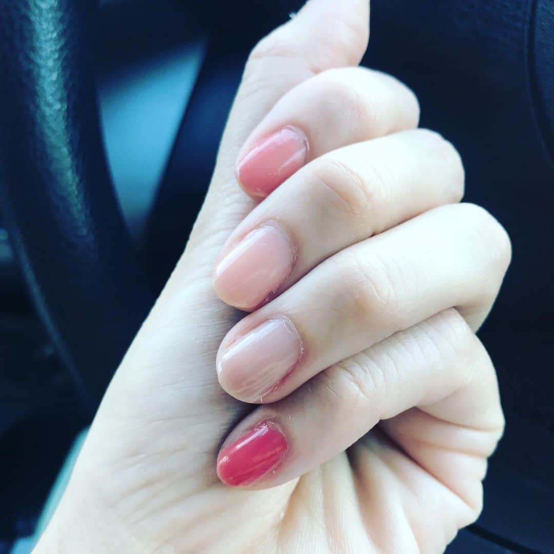 三隅有里子さんのインスタグラム写真 - (三隅有里子Instagram)「* ネイルをお試し💅どの色も発色が良く迷いましたが、結局地味色が落ち着く人🙋  #ネイル #nail #マニキュア #プチプラ #セルフネイル #selfnail #セルフネイル部 #💅 #薬指の色 #グレージュピンク という色 たぶん #グレー #ベージュ #ピンク が混ざった色  #地味色 #落ち着く #色味 #カラー #color #女子力上げたい #群馬 #gunma #群馬テレビ #群テレ #gtv #アナウンサー」5月22日 23時02分 - misumi_gtv