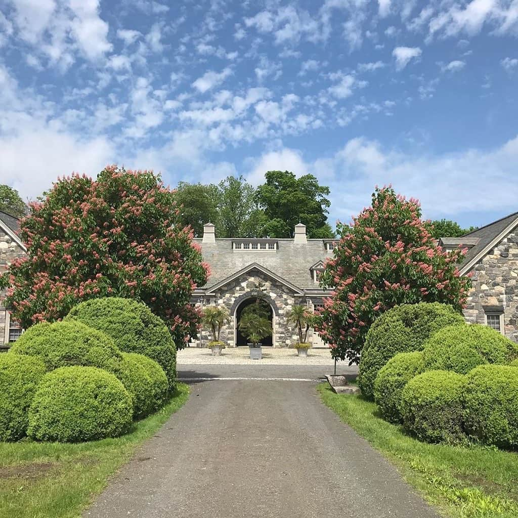 マーサ・スチュワートさんのインスタグラム写真 - (マーサ・スチュワートInstagram)「@marthastewart48’s Bedford farm is in full bloom. 🌸 “A beautiful sunny day makes all the difference!!! The stable where my horses and donkeys spend their time when they are not frolicking outdoors looks so good with the copper beeches and pink horse chestnuts and bright green boxwood hedges.“ - Martha. ☀️ Learn more about how Martha maintains the beautiful shrubs on her farm (featuring 650-foot-long hedges!) at the link in bio. 👆🏼#regram via 📷: @marthastewart48」5月22日 23時03分 - marthastewart