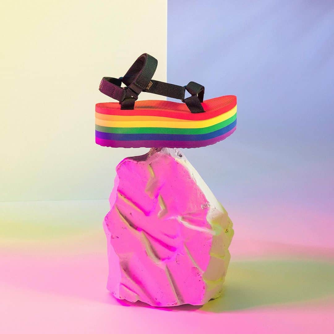 Tevaさんのインスタグラム写真 - (TevaInstagram)「A collab and a celebration all in one. 🌈 This year we've teamed up with musicians @teganandsara for our most colorful collab yet. For every rainbow flatform sandal sold, we’re donating $15 to the @teganandsarafoundation for LGBTQ+ youth to attend summer camps that boost confidence and leadership skills in a nurturing environment. Shop here: http://bit.ly/teva_pride. #strapintofreedom #Pride 📸: @steveakation」5月22日 23時03分 - teva