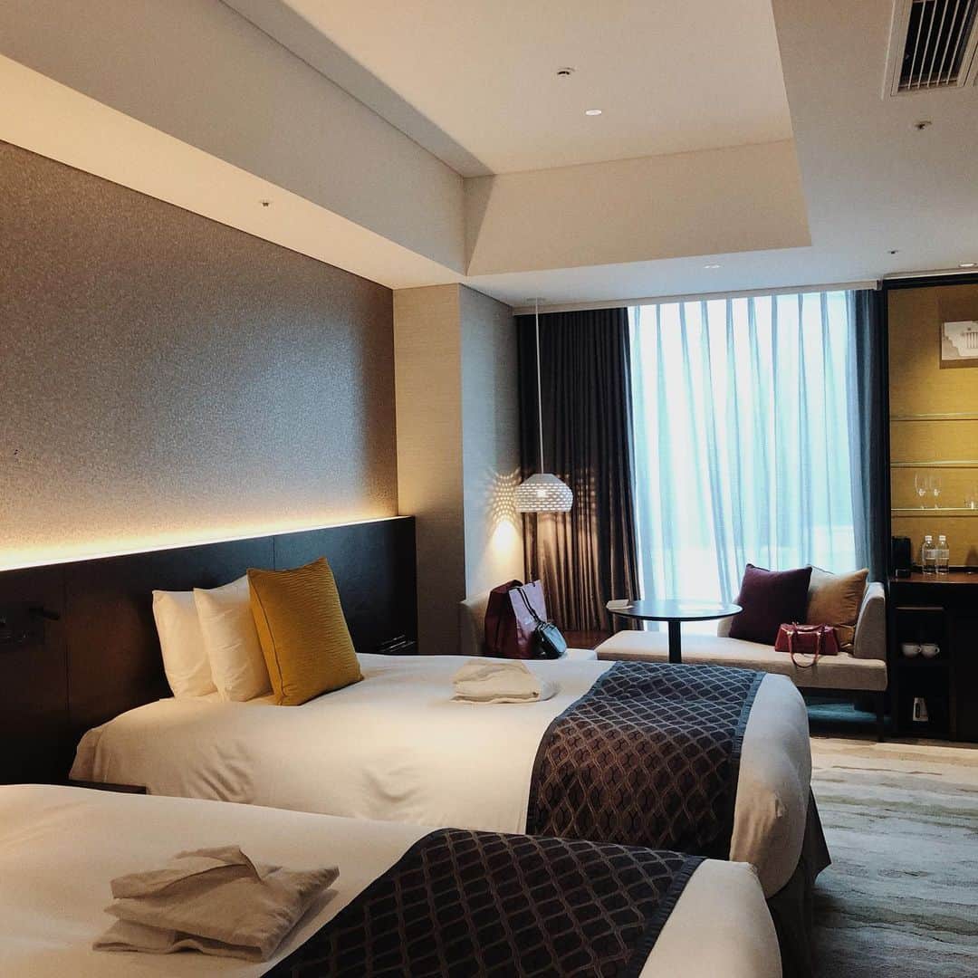 A❤︎❤︎❤︎のインスタグラム：「. 📍The gate hotel ginza @gatehoteltokyo  @thegatehotel_k  銀座から徒歩1分にある好立地のホテル。 シンプルでお洒落な作りが素敵です！ ここのテラスでお酒飲むのが大好きでよく行くの❤︎ 試泊させて頂いてからもさらに虜になってしまった💕💪🏼 朝のモーニングもブッフェになってて それだけ食べにくる方もいるくらい美味しかった🍴 ぜひ、都内でホテルを探すなら 銀座にあるこちらへ泊まってみてね！！ こんなお洒落なホテルだとテンション上がるよ👶🏼❤️ ホテルにはジムやバーも入ってるの〜！ . . #ゲートホテル東京#ザゲートホテル東京#銀座#ホテル #ザゲートホテル雷門#thegatehotel#試泊#ブッフェ #モーニング#朝食#ホテルビュッフェ#有楽町#東京#ginza」