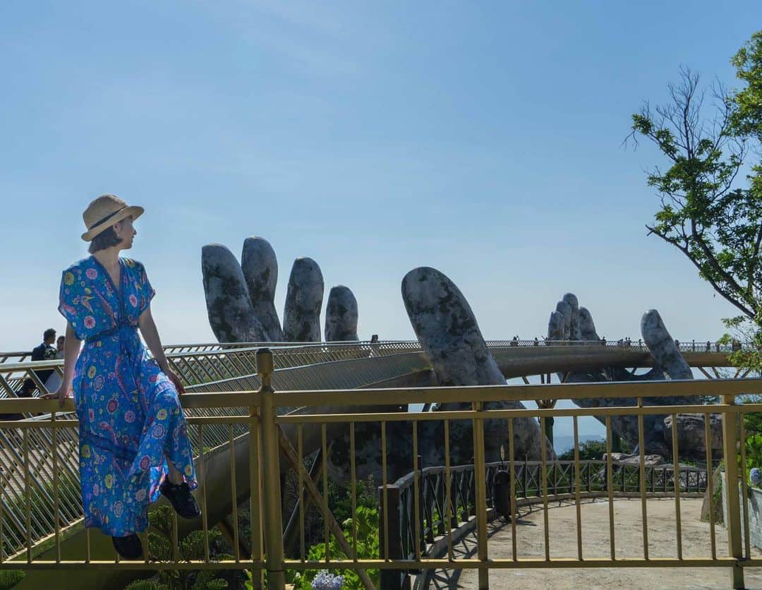 詩歩さんのインスタグラム写真 - (詩歩Instagram)「✈️﻿ ﻿ 橋を支える巨大な手😳⁉﻿ Two huge hands support the bridge!!﻿ ﻿ まるでCGみたいなこの橋は、できたてホヤホヤ！﻿ ﻿ ベトナム中部の街 #ダナン のバーナーヒルズ内に、2018年6月に完成したばかり。﻿ ﻿ SNSで初めてここの写真をみたときは、ビックリしたな〜。。﻿ こんな場所が、身近なベトナムにあるなんて！﻿ ﻿ 長さ150mの橋は「ゴールデンブリッジ」。﻿ ﻿ 森の神さまの手を表しているそうで、ニョキッと差し出された手は、遠くからみてもよし、間を歩いてもよしで、何往復も歩いちゃいました。﻿ ﻿ ダナンは、日本から直行便も出ている話題の都市。﻿ #shiho_vietnam  で、2年前と今回の写真がみれるのでぜひCHECKしてね😉﻿ ﻿ ﻿ ﻿ 📍バーナーヒルズ／ベトナム　ダナン﻿ 📍Ba Na Hills／Vietnam　Da Nang﻿ ﻿﻿﻿ ﻿﻿﻿﻿ ©︎Shiho/詩歩﻿」5月22日 23時09分 - shiho_zekkei