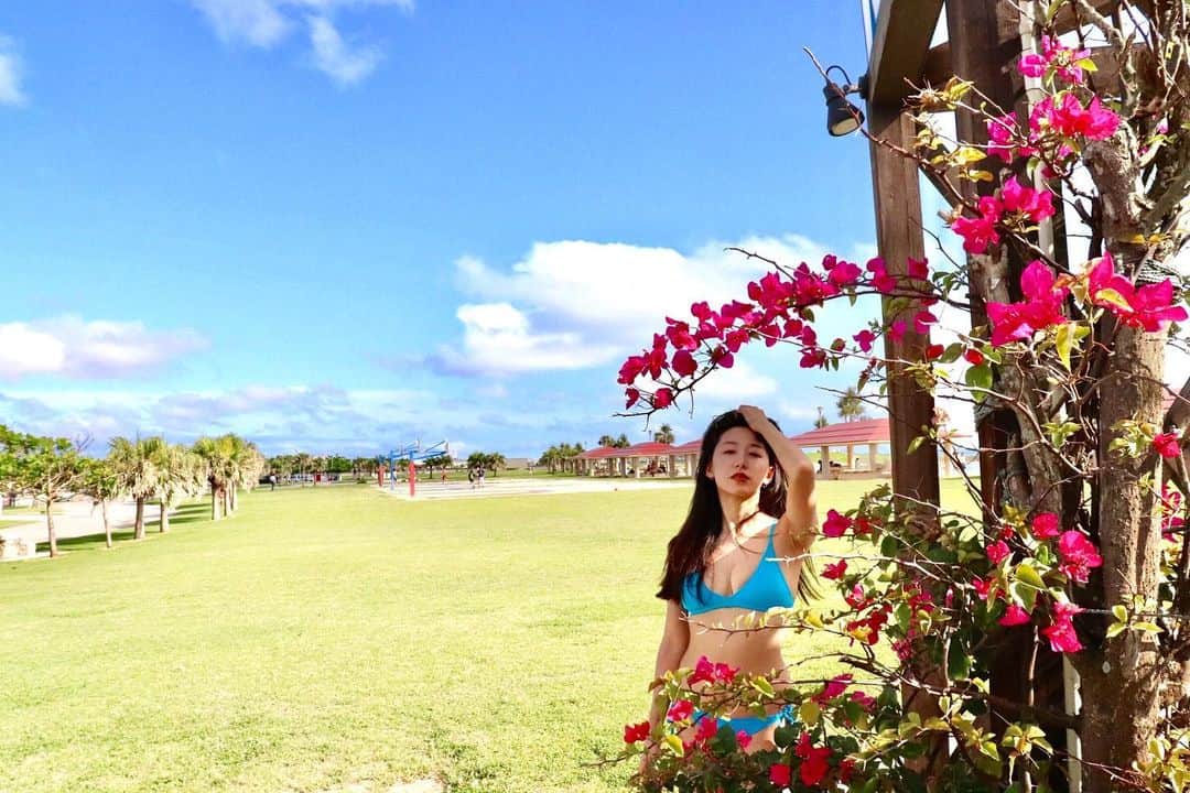 のインスタグラム：「暖かいところの、この鮮やかな色のお花たちを見ると胸がきゅんっとする🌺💖 そして水着で綺麗な海と空と暖かい空気に囲まれたらふわぁっと心地良く軽くなって、 あぁ 私はやっぱりこれが幸せだなぁ って感じたよ🥰👙 暖かい場所で自然に囲まれたところが大好きな私は、東京にずっと居たらなかなかリフレッシュ出来ないから… 心と身体の健康の為にもバランスが大切🙏 またすぐ行こうと改めて思いました❤️🧜‍♀️ #沖縄 #Okinawa #Flower #vitamincolor #pualani #bikinigirl #bikinilover #mermaid #氷の上のマーメイド #水着 #fitnessgirl #beachgirl」