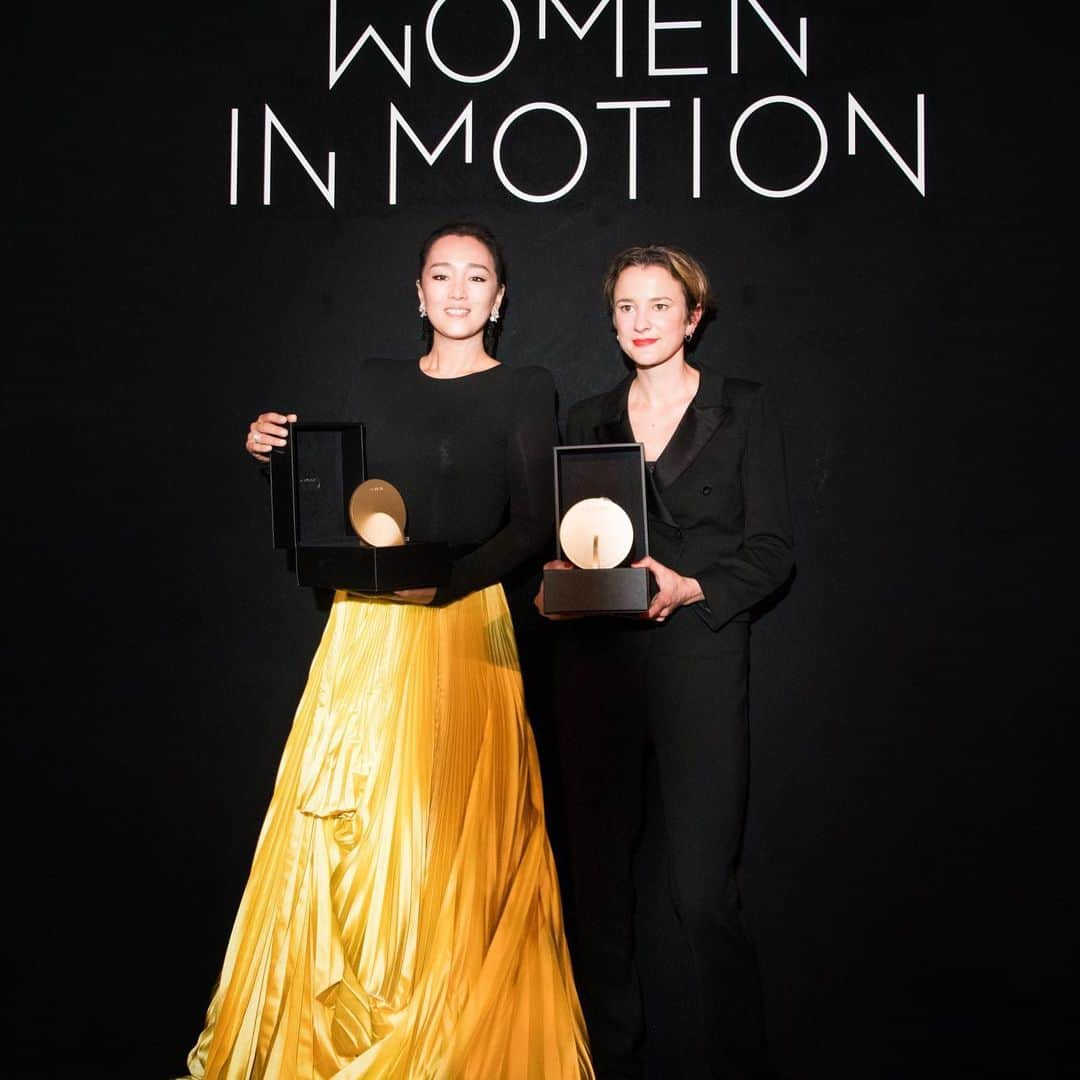 サルマ・ハエックさんのインスタグラム写真 - (サルマ・ハエックInstagram)「Not to brag... but the 5th anniversary of Women in Motion, was legendary. From Gong Li and Eva Trobisch’s acceptance speech, to Helene Darroze’s delicious food and the Chateau Latour wine, to all of the guests going crazy with @oba_brasil .No es por presumir... pero el quinto aniversario de Women in Motion estuve inolvidable. Sans se vanter... on peut dire que le 5ème Anniversaire de Women in Motion restera légendaire. #Cannes2019 #kering 🎥 @richardgianorio 📸 @ffflyy2 @kering_official @officialgongli @helenedarroze #evatrobisch #Maïmouna N’diaye @thealejandroinarritu @gadelmaleh @anja_rubik #chateaulatour」5月22日 23時19分 - salmahayek