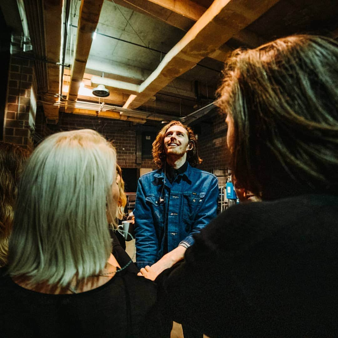 ホージアさんのインスタグラム写真 - (ホージアInstagram)「Jacksonville, I was blown away by the energy you brought to the Moran Theatre. Sincere thank you, it's great to be back. 🖤 📸 @austinroa」5月22日 23時32分 - hozier