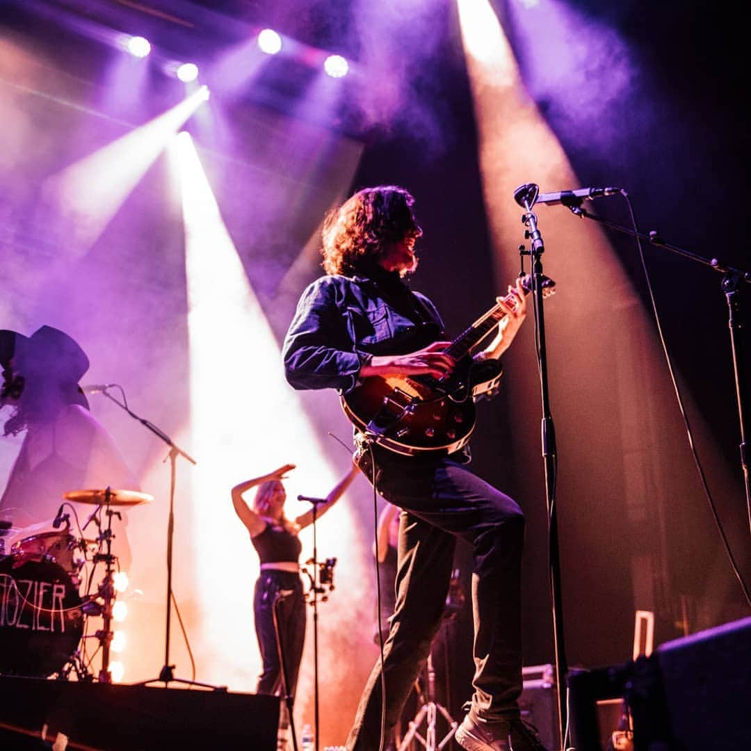 ホージアさんのインスタグラム写真 - (ホージアInstagram)「Jacksonville, I was blown away by the energy you brought to the Moran Theatre. Sincere thank you, it's great to be back. 🖤 📸 @austinroa」5月22日 23時32分 - hozier