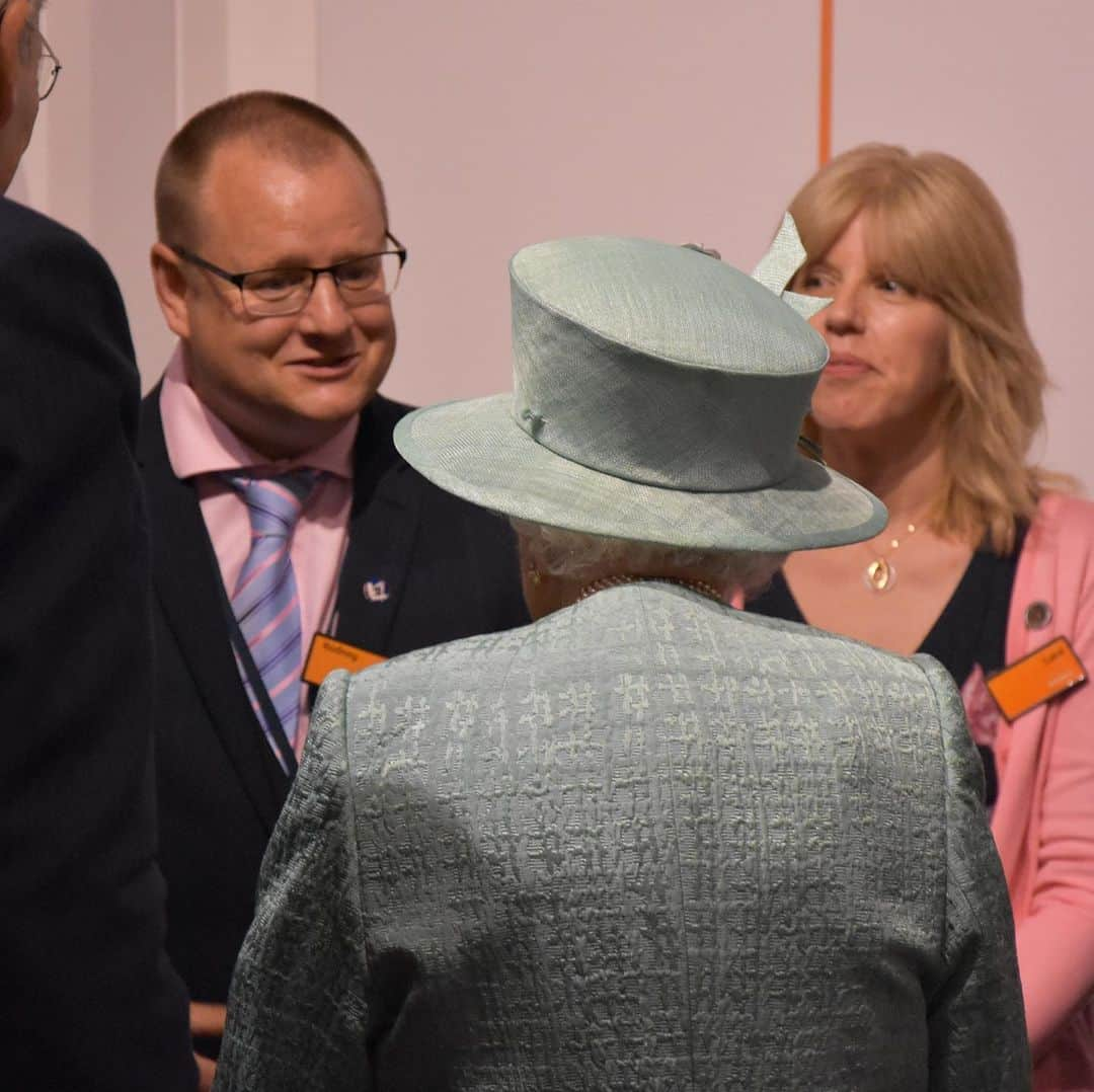 ロイヤル・ファミリーさんのインスタグラム写真 - (ロイヤル・ファミリーInstagram)「Today, The Queen was taken back in time to Sainsbury’s stores from the past to celebrate the British retail chain’s 150th anniversary. The pop-up experience in London’s Covent Garden included a recreation of the very first store, founded by John James and Mary Ann Sainsbury on London’s Drury Lane in May 1869. It sold just butter, milk and eggs.  Sainsbury’s 150th anniversary celebrations focus on the colleagues and customers who have helped shape the business over the years. Her Majesty met employees who have been involved in fundraising and volunteering in their local communities, and explored some of the technology which customers use today, including self-service tills. In the first image The Queen views a ration pack as presented by Lord and Lady Sainsbury and learns more about the work which was done with the government to develop the rationing process when goods were in short supply during the Second World War.」5月22日 23時26分 - theroyalfamily