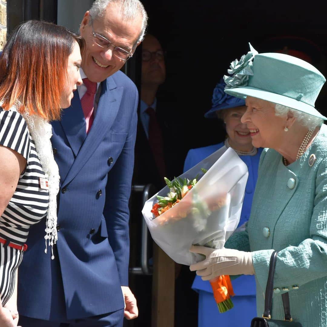 ロイヤル・ファミリーさんのインスタグラム写真 - (ロイヤル・ファミリーInstagram)「Today, The Queen was taken back in time to Sainsbury’s stores from the past to celebrate the British retail chain’s 150th anniversary. The pop-up experience in London’s Covent Garden included a recreation of the very first store, founded by John James and Mary Ann Sainsbury on London’s Drury Lane in May 1869. It sold just butter, milk and eggs.  Sainsbury’s 150th anniversary celebrations focus on the colleagues and customers who have helped shape the business over the years. Her Majesty met employees who have been involved in fundraising and volunteering in their local communities, and explored some of the technology which customers use today, including self-service tills. In the first image The Queen views a ration pack as presented by Lord and Lady Sainsbury and learns more about the work which was done with the government to develop the rationing process when goods were in short supply during the Second World War.」5月22日 23時26分 - theroyalfamily